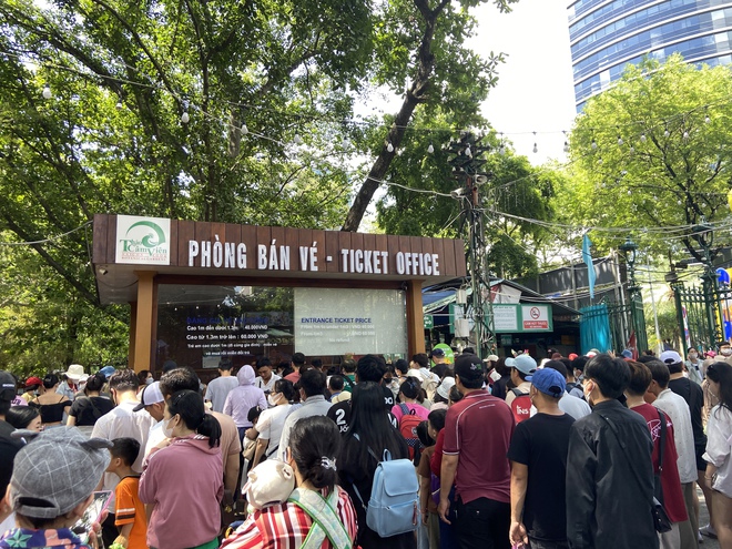“Khối nghỉ hè” ùa vào Thảo Cầm Viên, cảnh tượng đông khó tin trong ngày 1/6 ở TP.HCM- Ảnh 3. “Khối nghỉ hè” ùa vào Thảo Cầm Viên, cảnh tượng đông khó tin trong ngày 1/6 ở TP.HCM- Ảnh 3.