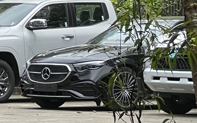 Mercedes-Benz E-Class 'dọn kho' giảm giá còn hơn 1,7 tỷ đồng tại đại lý: Ngang giá lăn bánh Camry, chờ đời mới ra mắt đấu 5 Series- Ảnh 2. Mercedes-Benz E-Class 'dọn kho' giảm giá còn hơn 1,7 tỷ đồng tại đại lý: Ngang giá lăn bánh Camry, chờ đời mới ra mắt đấu 5 Series- Ảnh 2.
