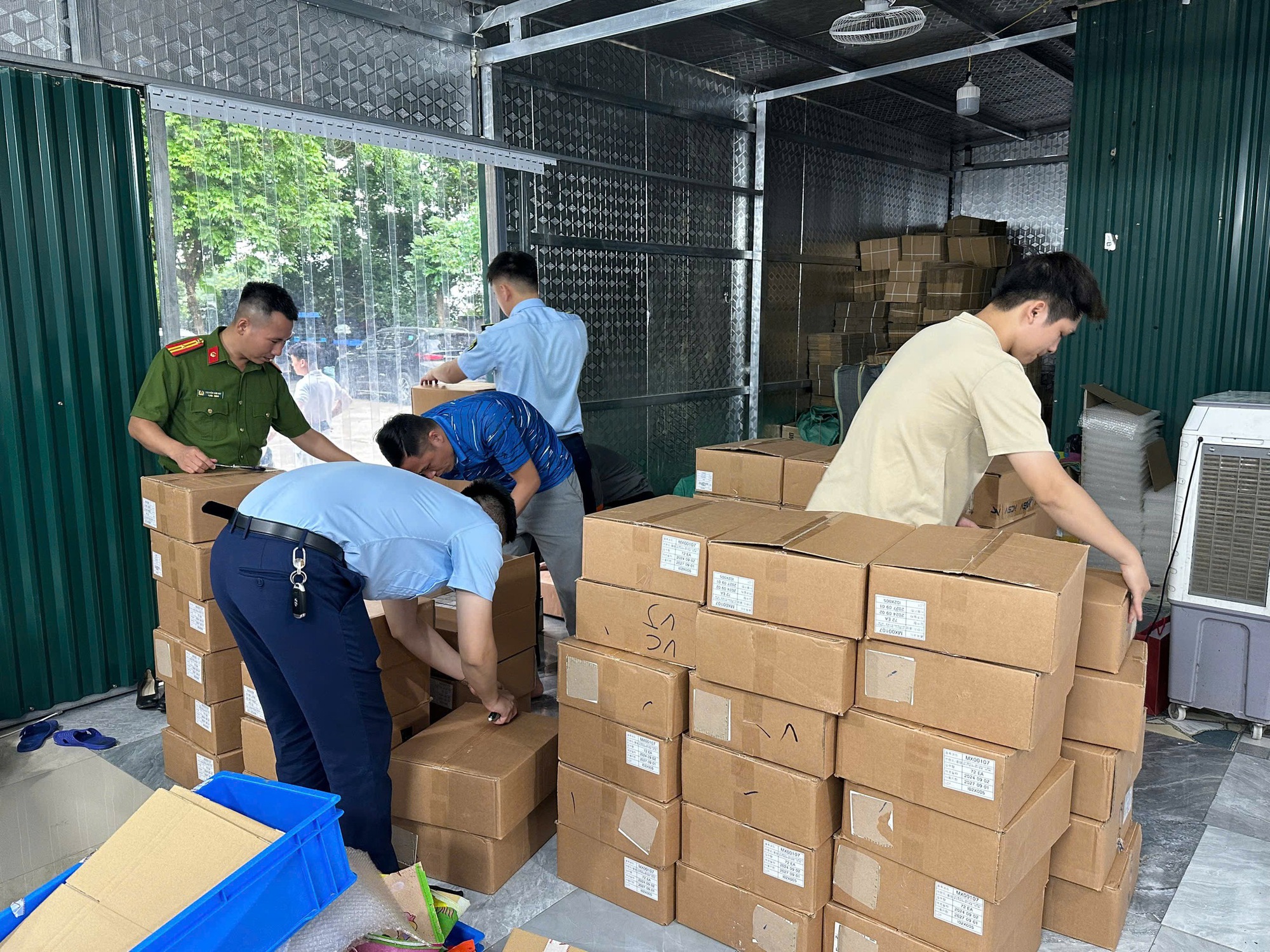 5.400 lọ mỹ phẩm dưỡng da nhập lậu tại kho hàng của Ngân Korea: Có những hãng nào?- Ảnh 5. 5.400 lọ mỹ phẩm dưỡng da nhập lậu tại kho hàng của Ngân Korea: Có những hãng nào?- Ảnh 5.