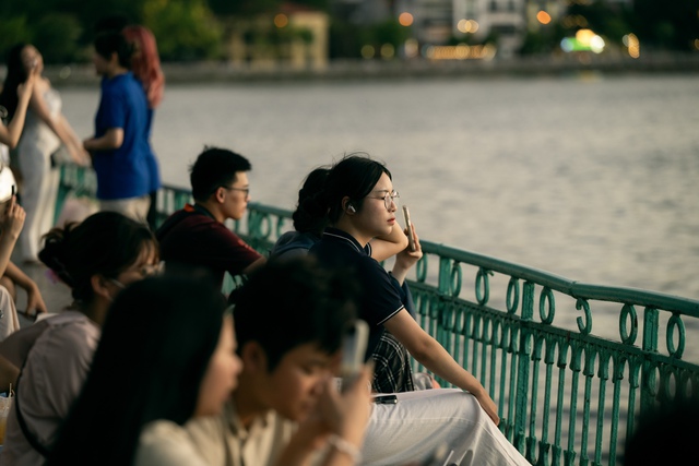 Chiều Hồ Tây "cháy máy": Hoàng hôn đẹp ngỡ ngàng, các cặp đôi chen nhau chụp ảnh tình bể bình!- Ảnh 9. Chiều Hồ Tây "cháy máy": Hoàng hôn đẹp ngỡ ngàng, các cặp đôi chen nhau chụp ảnh tình bể bình!- Ảnh 9.