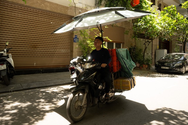 Hà Nội hóa "chảo lửa" giữa trưa 40 độ C: Xuất hiện ảo ảnh trên đường, người dân biến tấu muôn kiểu chống nắng- Ảnh 13. Hà Nội hóa "chảo lửa" giữa trưa 40 độ C: Xuất hiện ảo ảnh trên đường, người dân biến tấu muôn kiểu chống nắng- Ảnh 13.