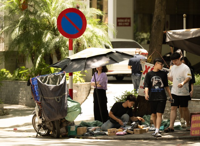 Hà Nội hóa "chảo lửa" giữa trưa 40 độ C: Xuất hiện ảo ảnh trên đường, người dân biến tấu muôn kiểu chống nắng- Ảnh 15. Hà Nội hóa "chảo lửa" giữa trưa 40 độ C: Xuất hiện ảo ảnh trên đường, người dân biến tấu muôn kiểu chống nắng- Ảnh 15.