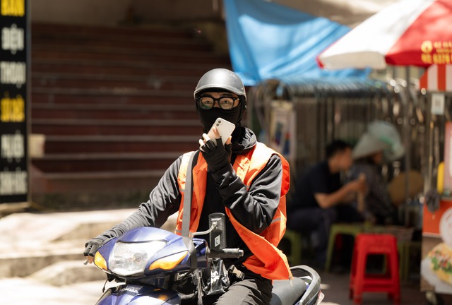 Hà Nội hóa "chảo lửa" giữa trưa 40 độ C: Xuất hiện ảo ảnh trên đường, người dân biến tấu muôn kiểu chống nắng- Ảnh 14. Hà Nội hóa "chảo lửa" giữa trưa 40 độ C: Xuất hiện ảo ảnh trên đường, người dân biến tấu muôn kiểu chống nắng- Ảnh 14.