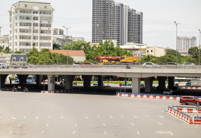 Hà Nội hóa "chảo lửa" giữa trưa 40 độ C: Xuất hiện ảo ảnh trên đường, người dân biến tấu muôn kiểu chống nắng- Ảnh 2. Hà Nội hóa "chảo lửa" giữa trưa 40 độ C: Xuất hiện ảo ảnh trên đường, người dân biến tấu muôn kiểu chống nắng- Ảnh 2.