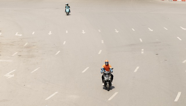 Hà Nội hóa "chảo lửa" giữa trưa 40 độ C: Xuất hiện ảo ảnh trên đường, người dân biến tấu muôn kiểu chống nắng- Ảnh 4. Hà Nội hóa "chảo lửa" giữa trưa 40 độ C: Xuất hiện ảo ảnh trên đường, người dân biến tấu muôn kiểu chống nắng- Ảnh 4.