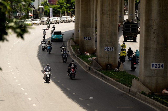 Hà Nội hóa "chảo lửa" giữa trưa 40 độ C: Xuất hiện ảo ảnh trên đường, người dân biến tấu muôn kiểu chống nắng- Ảnh 7. Hà Nội hóa "chảo lửa" giữa trưa 40 độ C: Xuất hiện ảo ảnh trên đường, người dân biến tấu muôn kiểu chống nắng- Ảnh 7.
