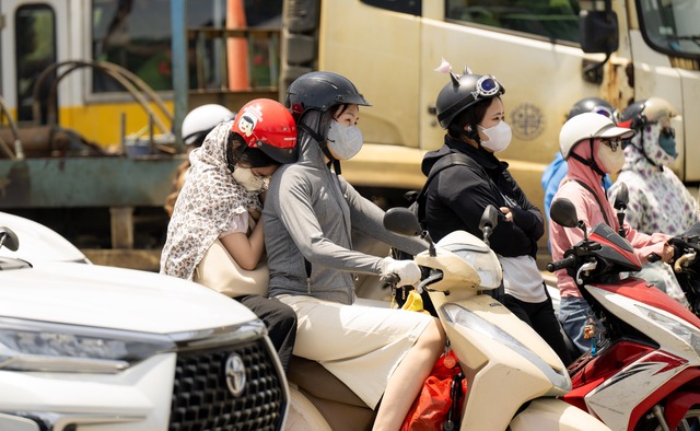 Hà Nội hóa "chảo lửa" giữa trưa 40 độ C: Xuất hiện ảo ảnh trên đường, người dân biến tấu muôn kiểu chống nắng- Ảnh 10. Hà Nội hóa "chảo lửa" giữa trưa 40 độ C: Xuất hiện ảo ảnh trên đường, người dân biến tấu muôn kiểu chống nắng- Ảnh 10.