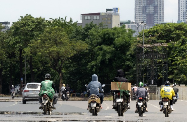 Hà Nội hóa "chảo lửa" giữa trưa 40 độ C: Xuất hiện ảo ảnh trên đường, người dân biến tấu muôn kiểu chống nắng- Ảnh 5. Hà Nội hóa "chảo lửa" giữa trưa 40 độ C: Xuất hiện ảo ảnh trên đường, người dân biến tấu muôn kiểu chống nắng- Ảnh 5.