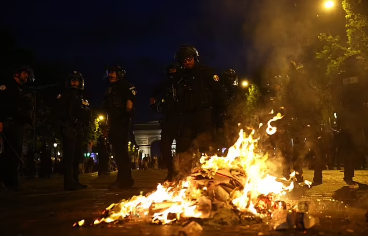Video: Kinh hoàng cảnh bạo loạn mừng PSG vô địch khiến Paris chìm trong máu và nước mắt, 559 người bị bắt, 692 vụ cháy- Ảnh 4. Video: Kinh hoàng cảnh bạo loạn mừng PSG vô địch khiến Paris chìm trong máu và nước mắt, 559 người bị bắt, 692 vụ cháy- Ảnh 4.