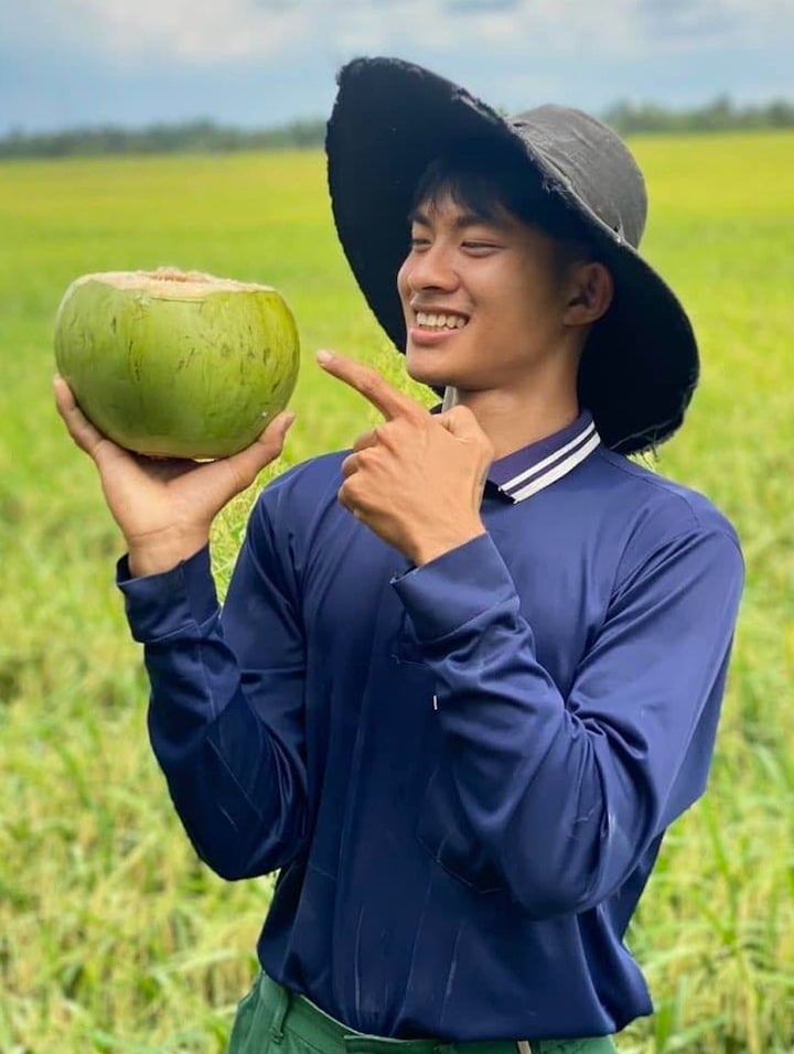Bật khóc khi nhắc về nghề xe ôm, Lê Tuấn Khang 'đám giỗ bên cồn' gây tranh cãi- Ảnh 1. Bật khóc khi nhắc về nghề xe ôm, Lê Tuấn Khang 'đám giỗ bên cồn' gây tranh cãi- Ảnh 1.