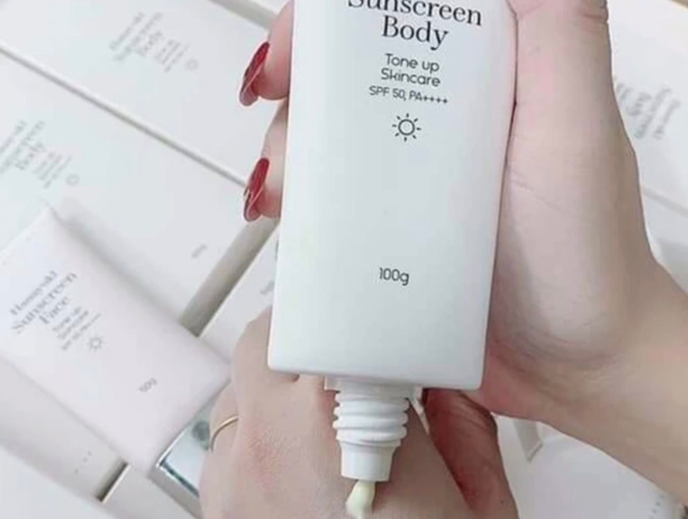 DN vừa bị khởi tố vì sản xuất kem chống nắng giả cho công ty chồng Đoàn Di Băng: Ai đứng sau?- Ảnh 1. DN vừa bị khởi tố vì sản xuất kem chống nắng giả cho công ty chồng Đoàn Di Băng: Ai đứng sau?- Ảnh 1.