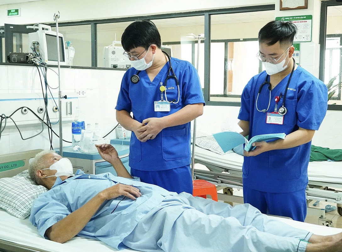 7 bệnh nhân cấp cứu vì say nắng, 1 người nguy kịch- Ảnh 1. 7 bệnh nhân cấp cứu vì say nắng, 1 người nguy kịch- Ảnh 1.