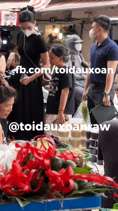 Viral khoảnh khắc Đỗ Hà đi chợ cùng bạn trai thiếu gia, netizen 