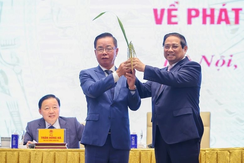 Tặng Thủ tướng món quà 1.247 hạt, ông Trần Mạnh Báo đề xuất gì trong lĩnh vực “xương sống” của kinh tế?- Ảnh 1. Tặng Thủ tướng món quà 1.247 hạt, ông Trần Mạnh Báo đề xuất gì trong lĩnh vực “xương sống” của kinh tế?- Ảnh 1.