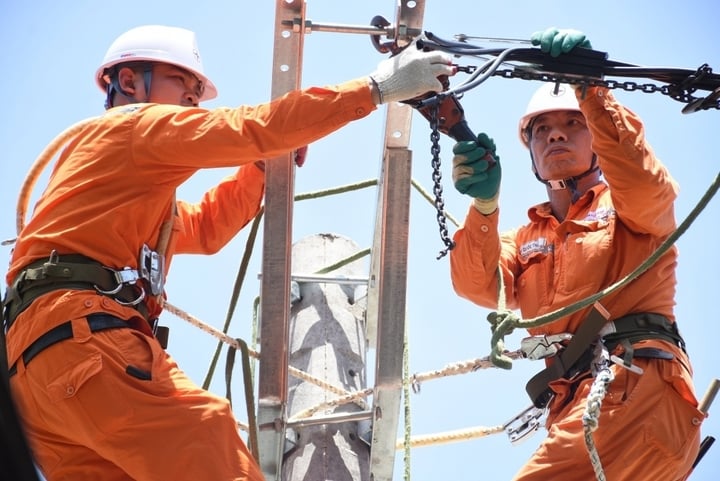 Nắng nóng gay gắt, miền Bắc lại 'ngốn điện' kỷ lục- Ảnh 1. Nắng nóng gay gắt, miền Bắc lại 'ngốn điện' kỷ lục- Ảnh 1.
