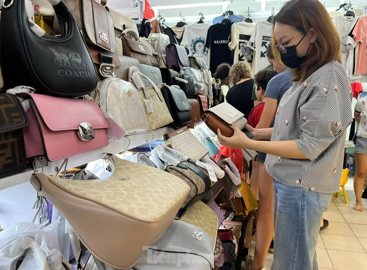 Cận cảnh 'hàng hiệu giá bèo' cần là có ở chợ truyền thống TPHCM- Ảnh 10.