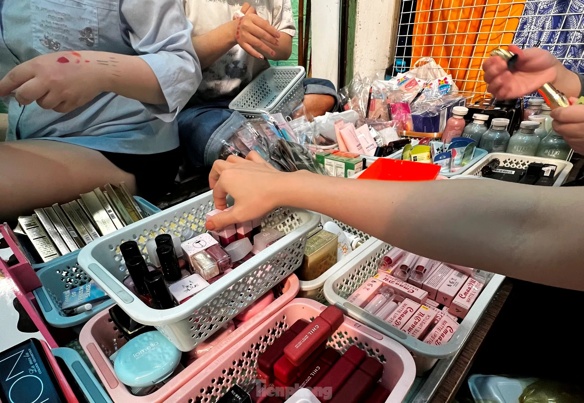 Cận cảnh 'hàng hiệu giá bèo' cần là có ở chợ truyền thống TPHCM- Ảnh 2.