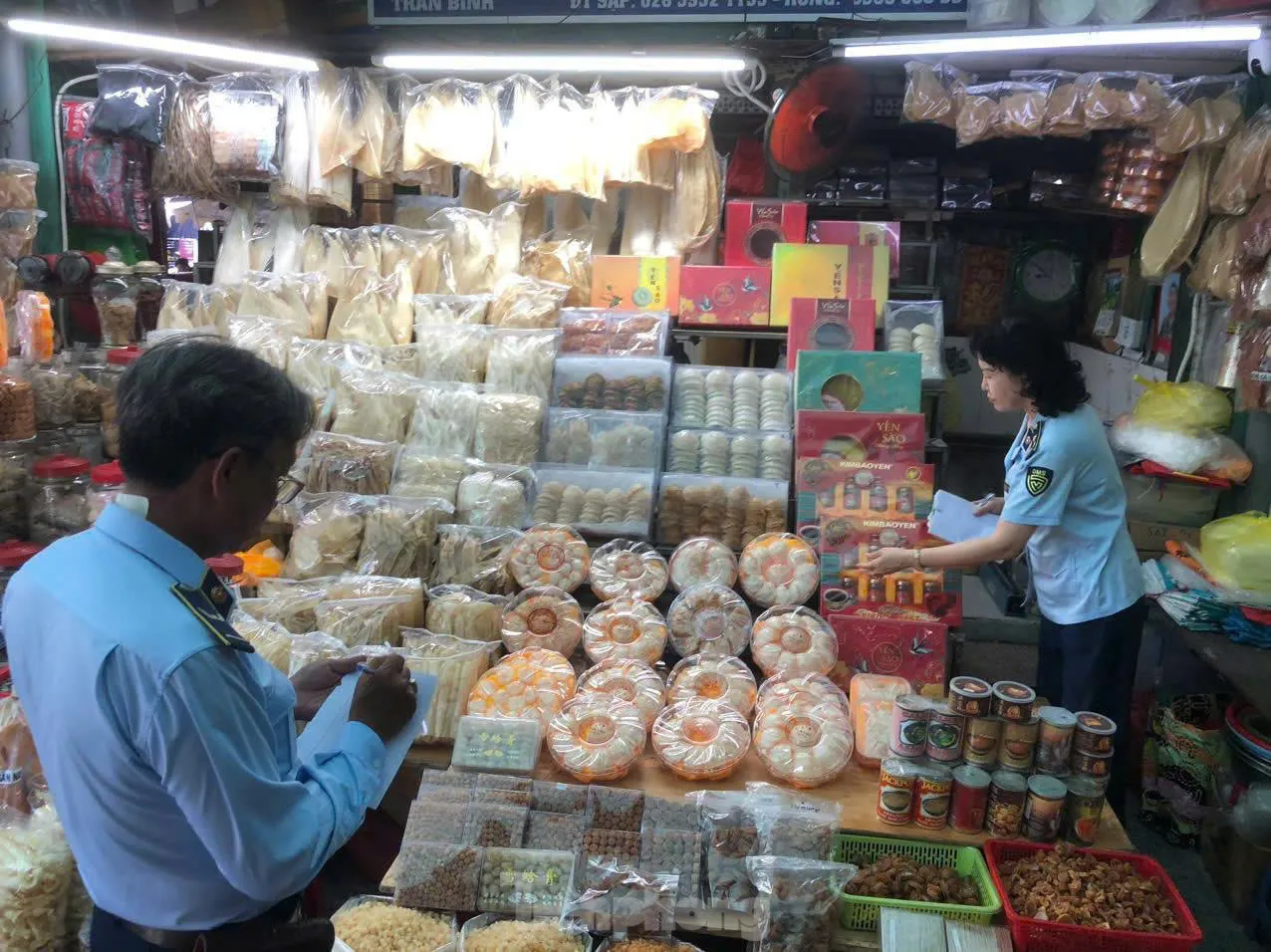 Cận cảnh 'hàng hiệu giá bèo' cần là có ở chợ truyền thống TPHCM- Ảnh 12.