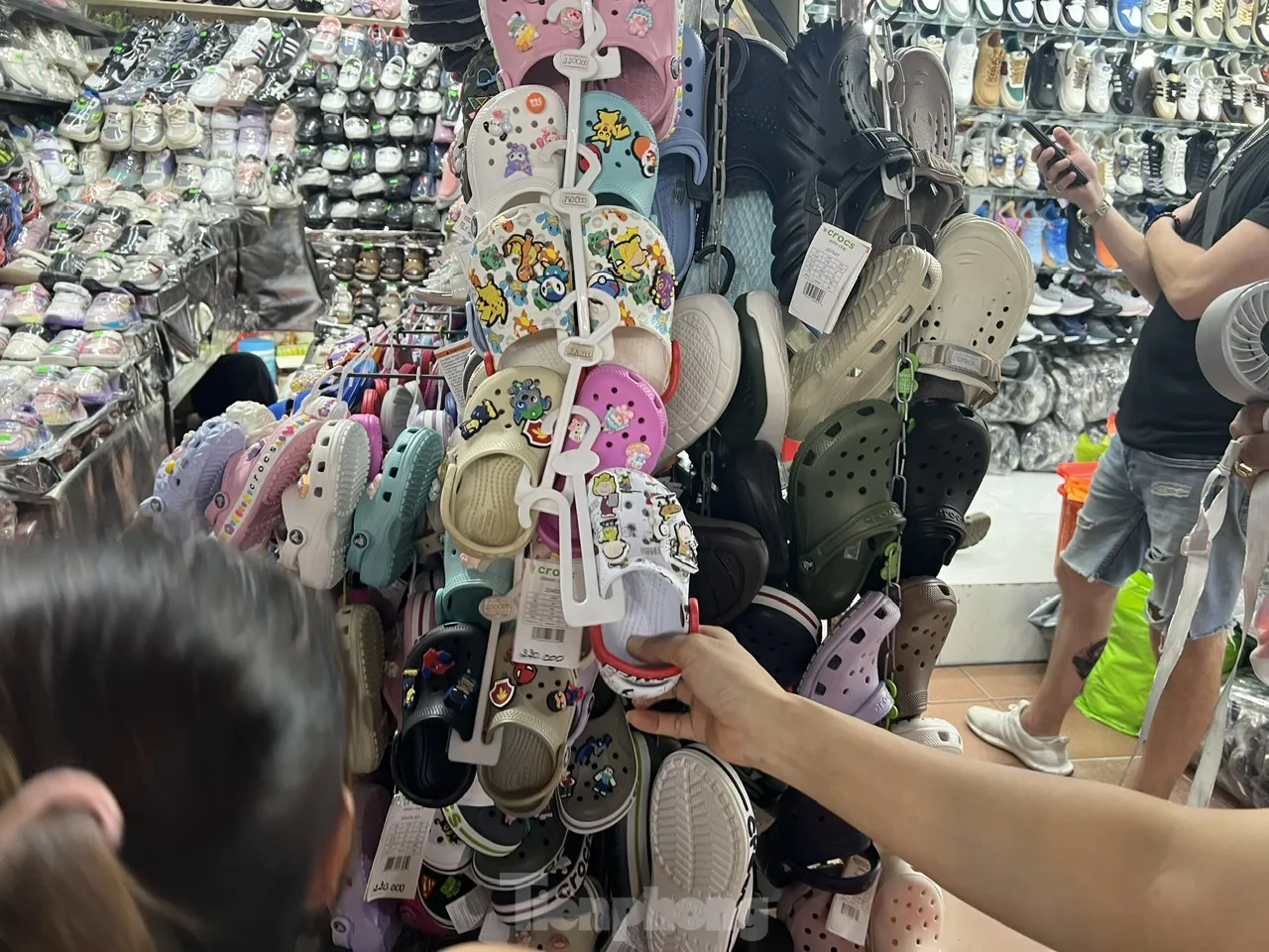 Cận cảnh 'hàng hiệu giá bèo' cần là có ở chợ truyền thống TPHCM- Ảnh 6.