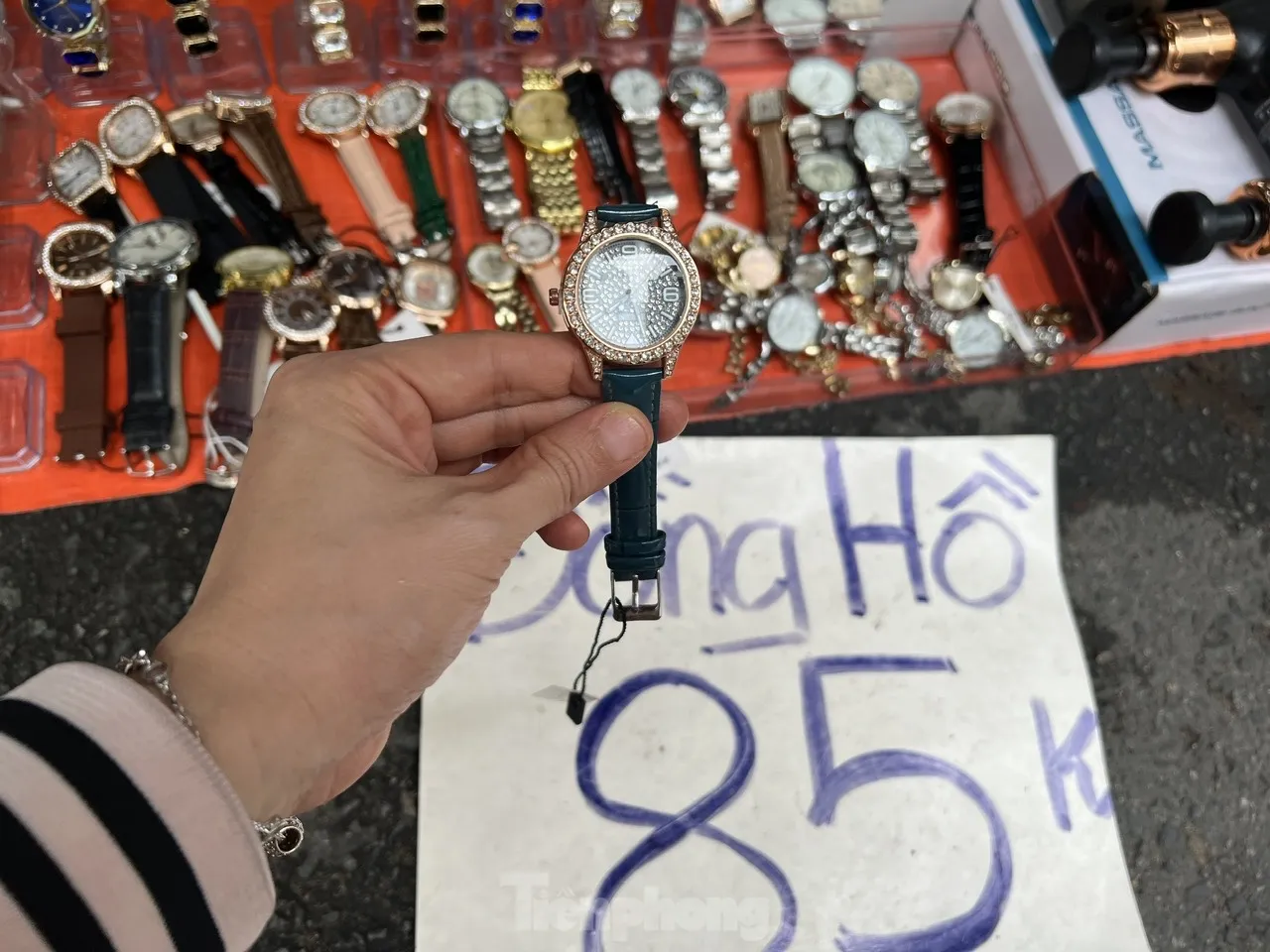 Cận cảnh 'hàng hiệu giá bèo' cần là có ở chợ truyền thống TPHCM- Ảnh 4.