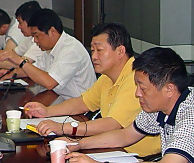 Nụ cười bên xác ô tô và loạt đồng hồ tiền tỷ: Khi dân mạng trở thành "người phán xử" quan tham Trung Quốc- Ảnh 3. Nụ cười bên xác ô tô và loạt đồng hồ tiền tỷ: Khi dân mạng trở thành "người phán xử" quan tham Trung Quốc- Ảnh 3.