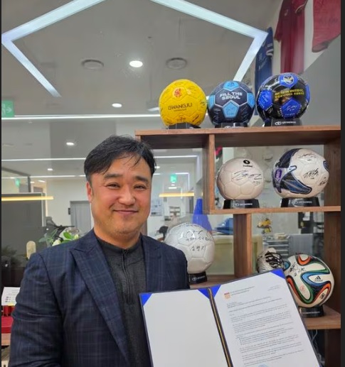 Hé lộ "trợ lý bí mật" giúp HLV Kim Sang-sik đánh bại MU- Ảnh 2. Hé lộ "trợ lý bí mật" giúp HLV Kim Sang-sik đánh bại MU- Ảnh 2.
