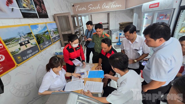 Người tố cáo bán 'thịt bẩn' bị C.P chấm dứt hợp đồng lao động- Ảnh 1. Người tố cáo bán 'thịt bẩn' bị C.P chấm dứt hợp đồng lao động- Ảnh 1.