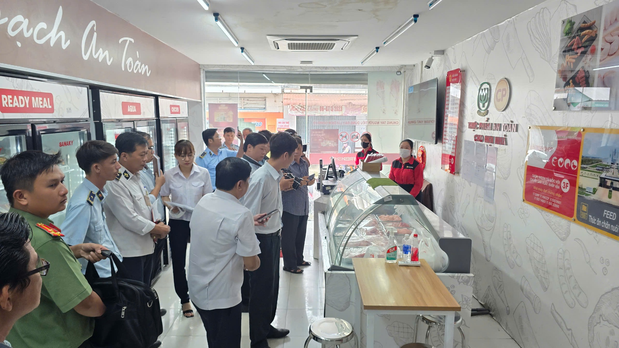 Nhiều địa phương vào cuộc kiểm tra cửa hàng, lò mổ liên quan C.P. Việt Nam- Ảnh 2. Nhiều địa phương vào cuộc kiểm tra cửa hàng, lò mổ liên quan C.P. Việt Nam- Ảnh 2.