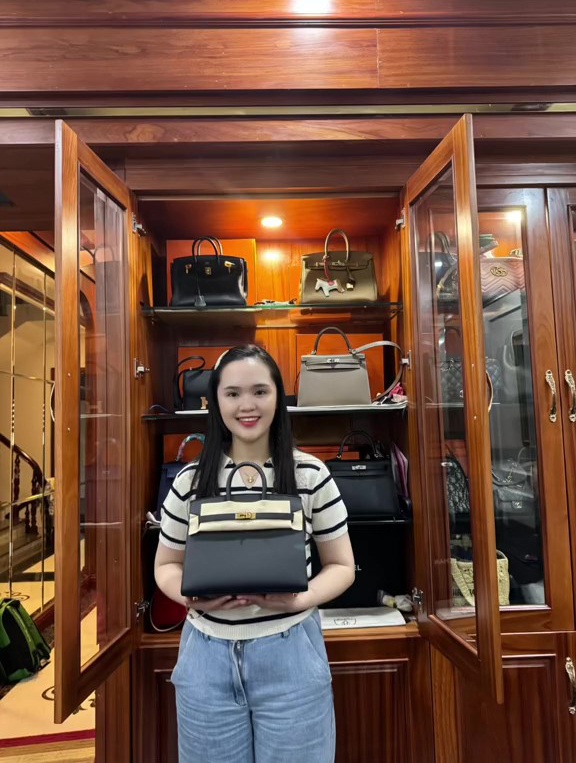 Dàn WAGs Việt kiếm tiền tỉ nhờ bán hàng online: Chu Thanh Huyền khoe đồ hiệu, lái xe sang, Quỳnh Anh còn khủng hơn- Ảnh 7. Dàn WAGs Việt kiếm tiền tỉ nhờ bán hàng online: Chu Thanh Huyền khoe đồ hiệu, lái xe sang, Quỳnh Anh còn khủng hơn- Ảnh 7.