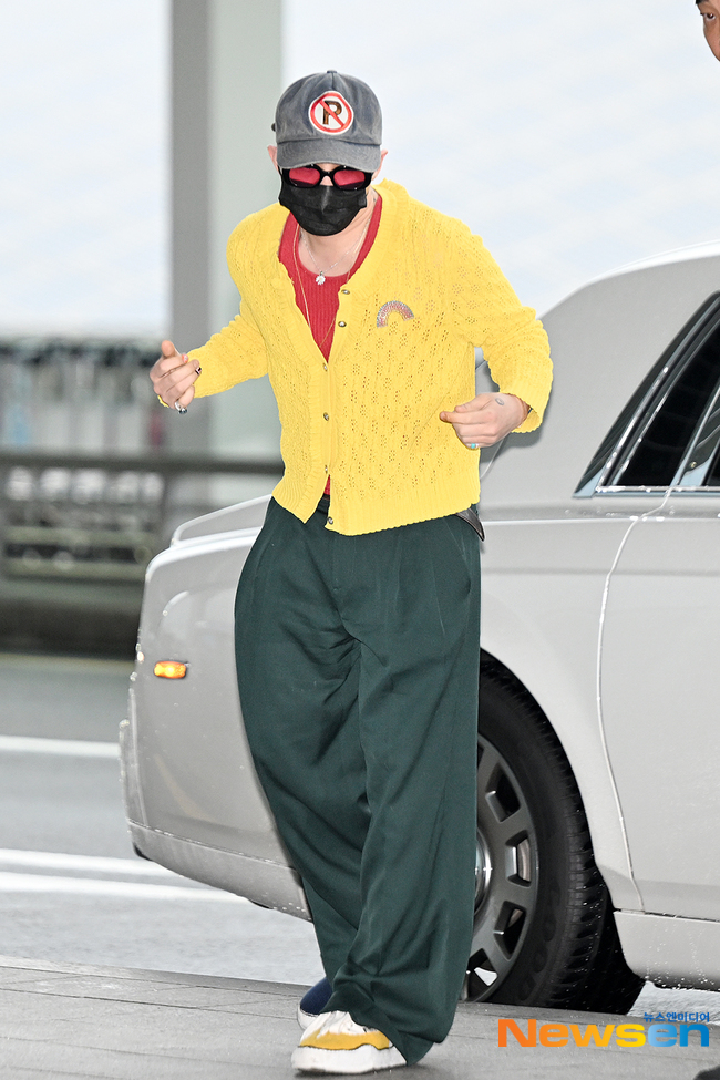 G-Dragon mặc áo đỏ - vàng khởi hành sang Việt Nam, đúng là sự tinh tế của 1 "ông hoàng Kpop"- Ảnh 5. G-Dragon mặc áo đỏ - vàng khởi hành sang Việt Nam, đúng là sự tinh tế của 1 "ông hoàng Kpop"- Ảnh 5.