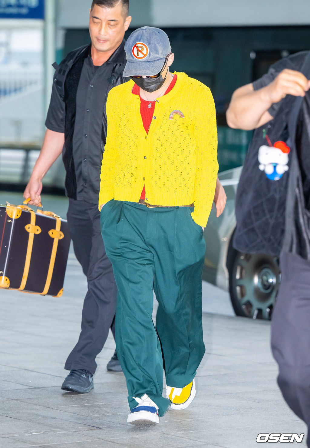G-Dragon mặc áo đỏ - vàng khởi hành sang Việt Nam, đúng là sự tinh tế của 1 "ông hoàng Kpop"- Ảnh 6. G-Dragon mặc áo đỏ - vàng khởi hành sang Việt Nam, đúng là sự tinh tế của 1 "ông hoàng Kpop"- Ảnh 6.