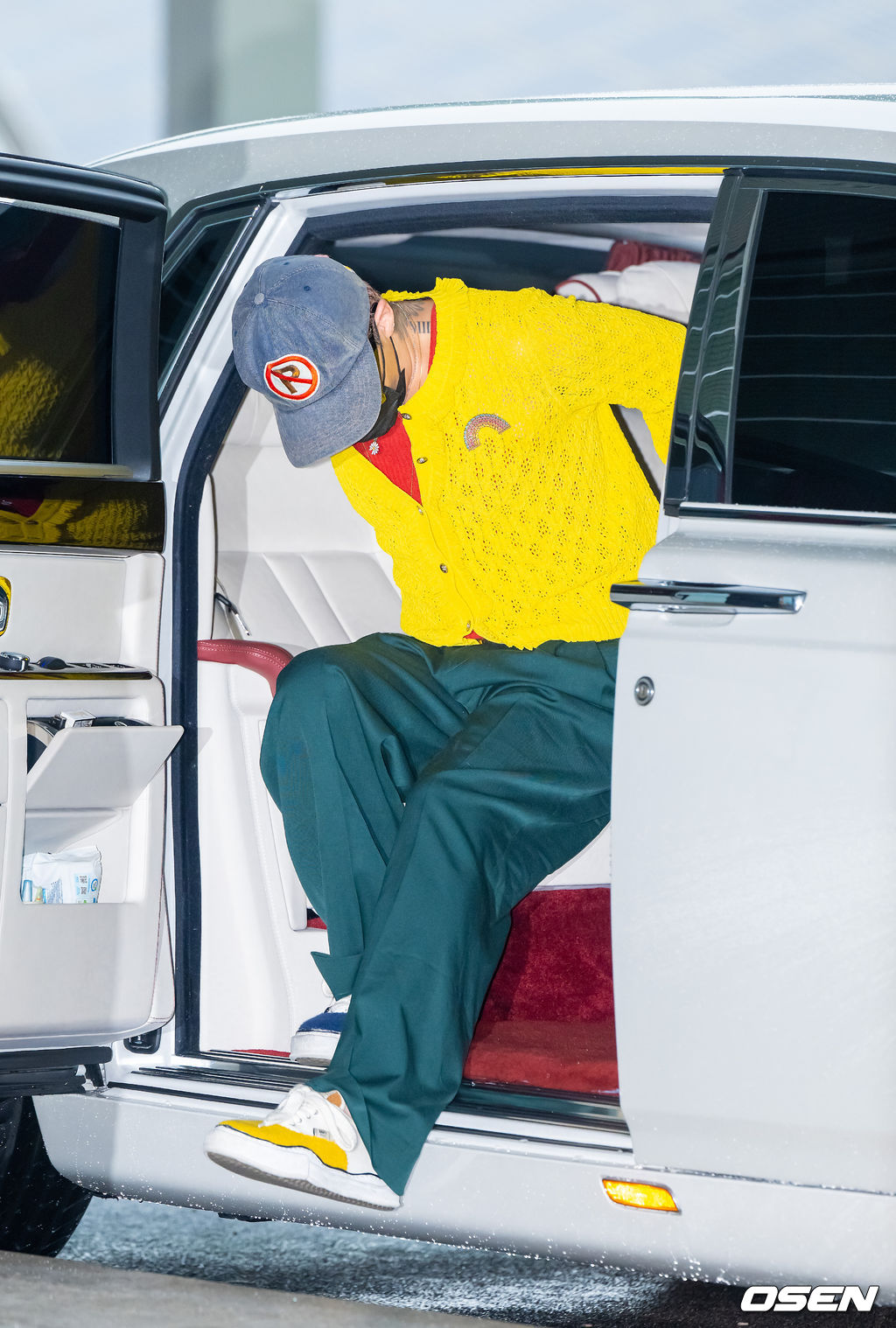 G-Dragon mặc áo đỏ - vàng khởi hành sang Việt Nam, đúng là sự tinh tế của 1 "ông hoàng Kpop"- Ảnh 2. G-Dragon mặc áo đỏ - vàng khởi hành sang Việt Nam, đúng là sự tinh tế của 1 "ông hoàng Kpop"- Ảnh 2.