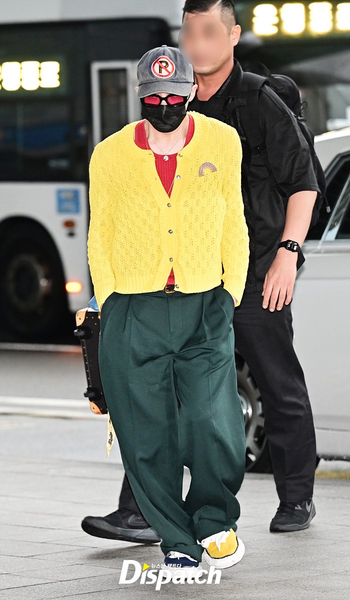 G-Dragon mặc áo đỏ - vàng khởi hành sang Việt Nam, đúng là sự tinh tế của 1 "ông hoàng Kpop"- Ảnh 7. G-Dragon mặc áo đỏ - vàng khởi hành sang Việt Nam, đúng là sự tinh tế của 1 "ông hoàng Kpop"- Ảnh 7.