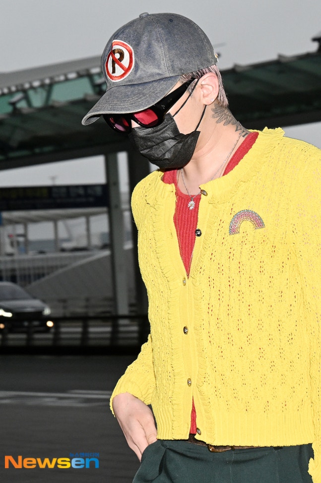 G-Dragon mặc áo đỏ - vàng khởi hành sang Việt Nam, đúng là sự tinh tế của 1 "ông hoàng Kpop"- Ảnh 9. G-Dragon mặc áo đỏ - vàng khởi hành sang Việt Nam, đúng là sự tinh tế của 1 "ông hoàng Kpop"- Ảnh 9.