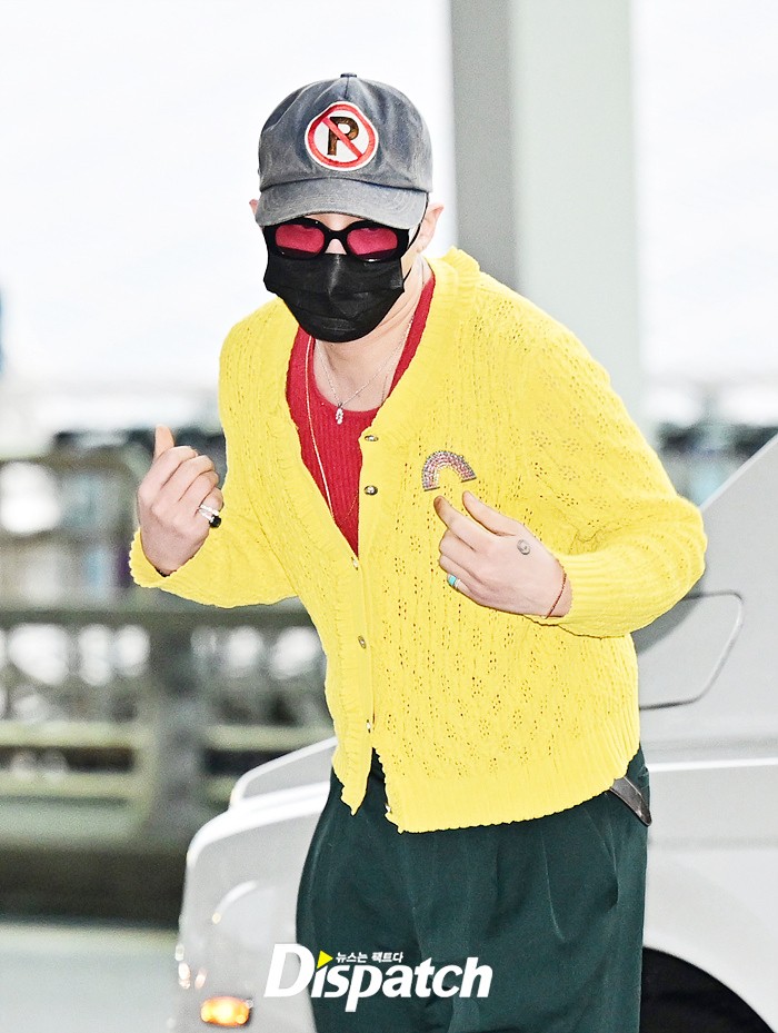 G-Dragon mặc áo đỏ - vàng khởi hành sang Việt Nam, đúng là sự tinh tế của 1 "ông hoàng Kpop"- Ảnh 8. G-Dragon mặc áo đỏ - vàng khởi hành sang Việt Nam, đúng là sự tinh tế của 1 "ông hoàng Kpop"- Ảnh 8.