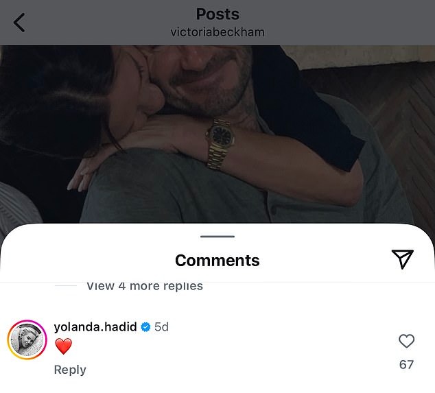 Victoria Beckham bắt tay "mẹ chồng hụt" của dâu trưởng bất trị, sóng gió gia tộc sắp được dẹp yên?- Ảnh 1. Victoria Beckham bắt tay "mẹ chồng hụt" của dâu trưởng bất trị, sóng gió gia tộc sắp được dẹp yên?- Ảnh 1.