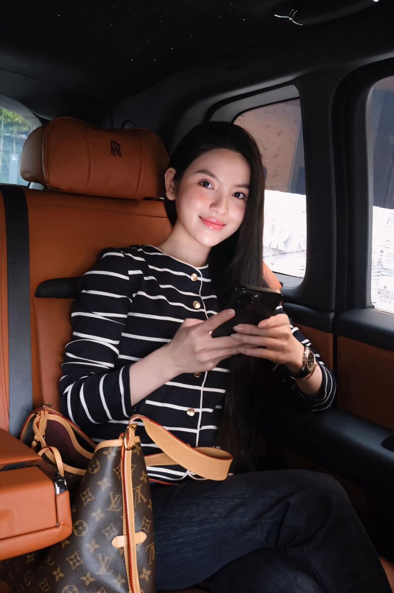 Dàn WAGs Việt kiếm tiền tỉ nhờ bán hàng online: Chu Thanh Huyền khoe đồ hiệu, lái xe sang, Quỳnh Anh còn khủng hơn- Ảnh 3. Dàn WAGs Việt kiếm tiền tỉ nhờ bán hàng online: Chu Thanh Huyền khoe đồ hiệu, lái xe sang, Quỳnh Anh còn khủng hơn- Ảnh 3.