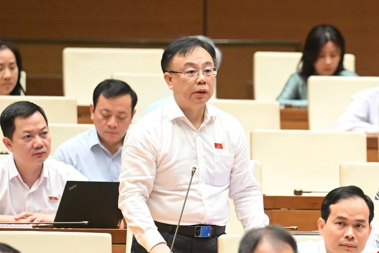 Đại biểu chất vấn Bộ trưởng GD-ĐT về giải pháp chấm dứt "kỳ thi kinh hoàng" vào lớp 10- Ảnh 1. Đại biểu chất vấn Bộ trưởng GD-ĐT về giải pháp chấm dứt "kỳ thi kinh hoàng" vào lớp 10- Ảnh 1.
