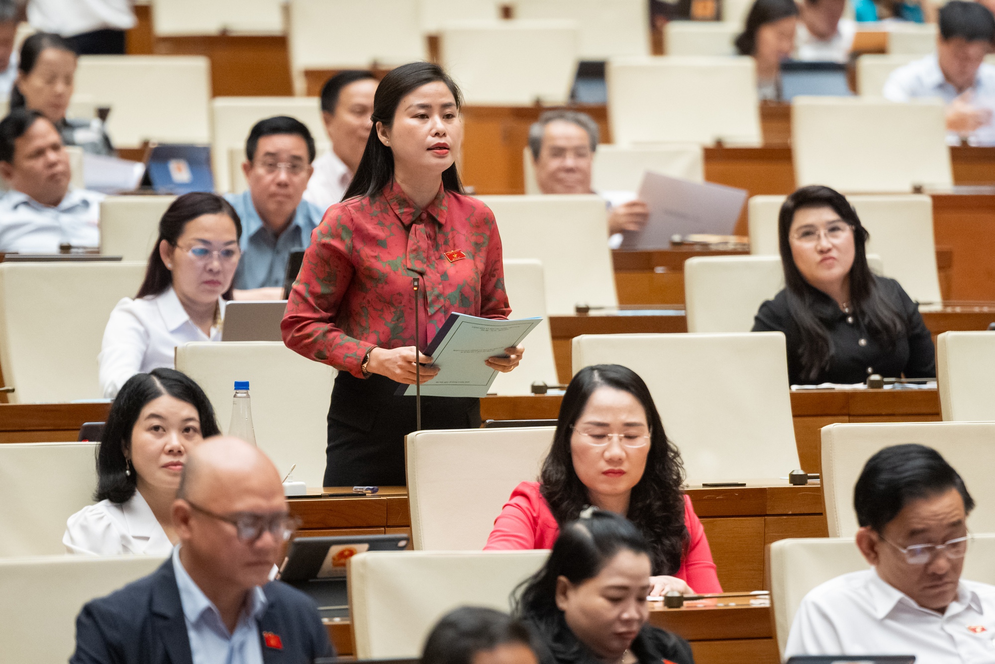ĐBQH đề nghị Chính phủ nêu giải pháp sắp xếp cán bộ, trụ sở dôi dư sau sáp nhập- Ảnh 1. ĐBQH đề nghị Chính phủ nêu giải pháp sắp xếp cán bộ, trụ sở dôi dư sau sáp nhập- Ảnh 1.