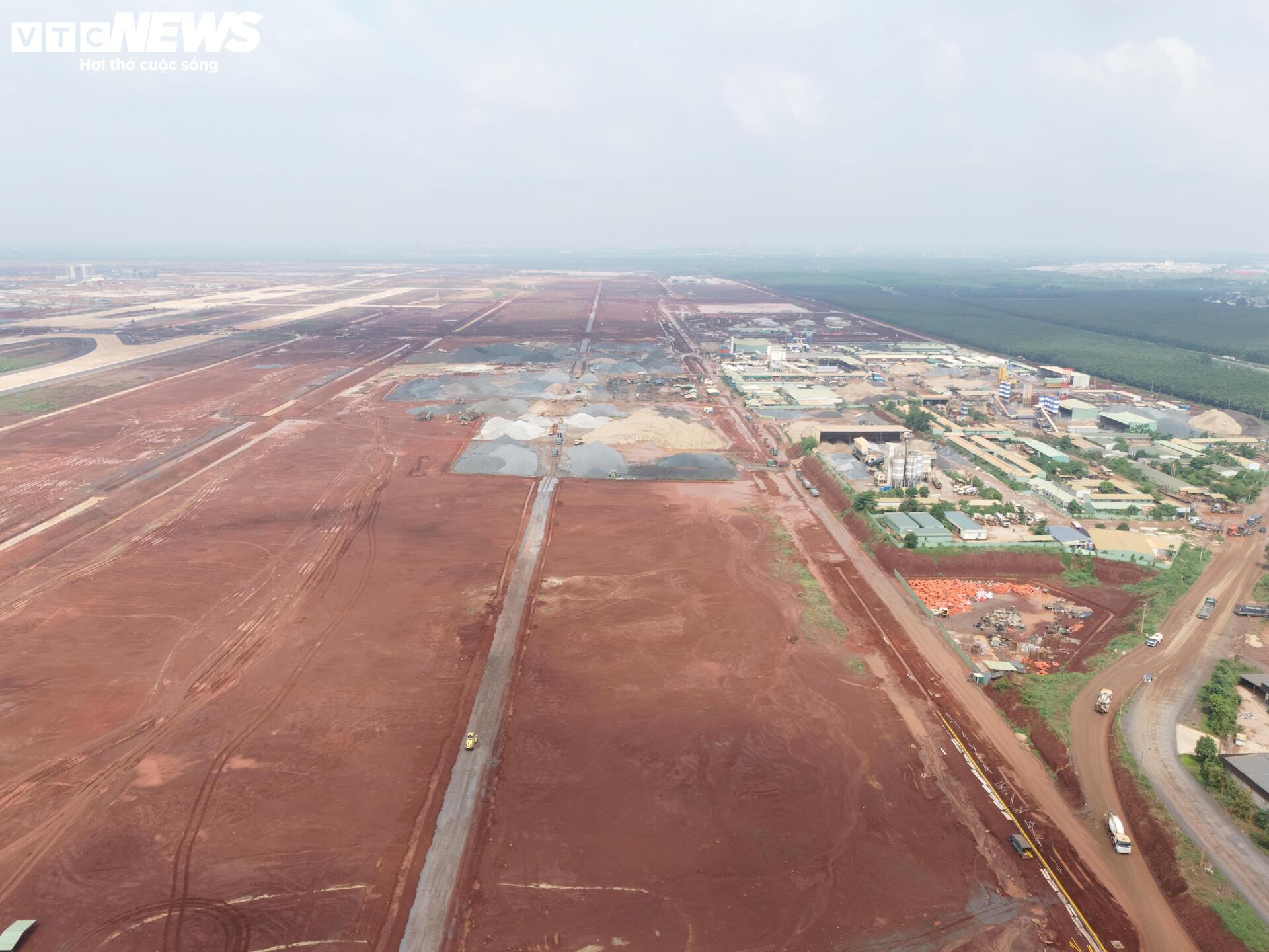 Tấp nập thi công đường băng số 2 tại siêu dự án sân bay Long Thành- Ảnh 1. Tấp nập thi công đường băng số 2 tại siêu dự án sân bay Long Thành- Ảnh 1.