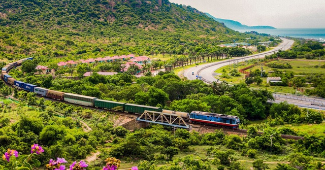 Chuyến tàu dài nhất Việt Nam là "chuyến tàu đẹp nhất hành tinh", du khách nhận xét: Phải đi 1 lần trong đời!- Ảnh 2. Chuyến tàu dài nhất Việt Nam là "chuyến tàu đẹp nhất hành tinh", du khách nhận xét: Phải đi 1 lần trong đời!- Ảnh 2.