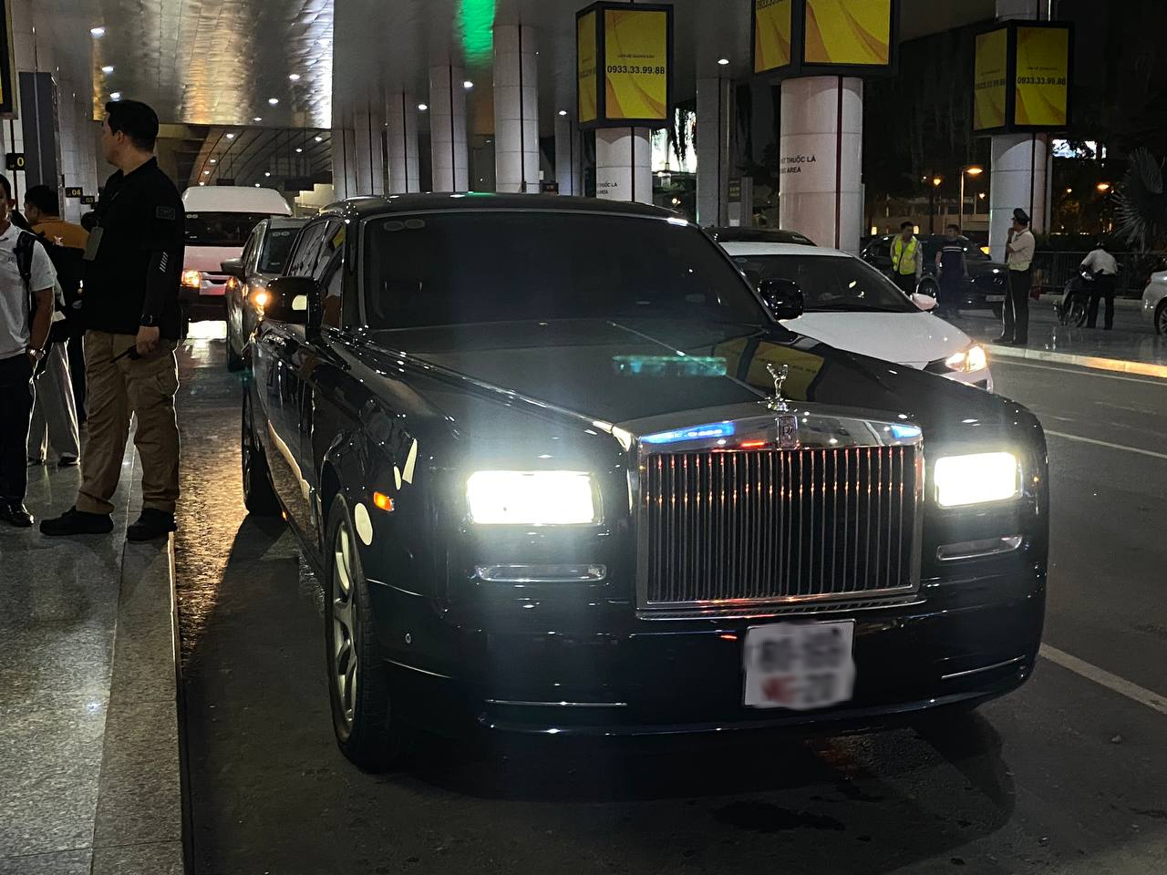 Soi siêu xe đón G-Dragon tại sân bay Nội Bài, là Rolls-Royce Phantom, giá khoảng 60 tỷ!- Ảnh 2. Soi siêu xe đón G-Dragon tại sân bay Nội Bài, là Rolls-Royce Phantom, giá khoảng 60 tỷ!- Ảnh 2.