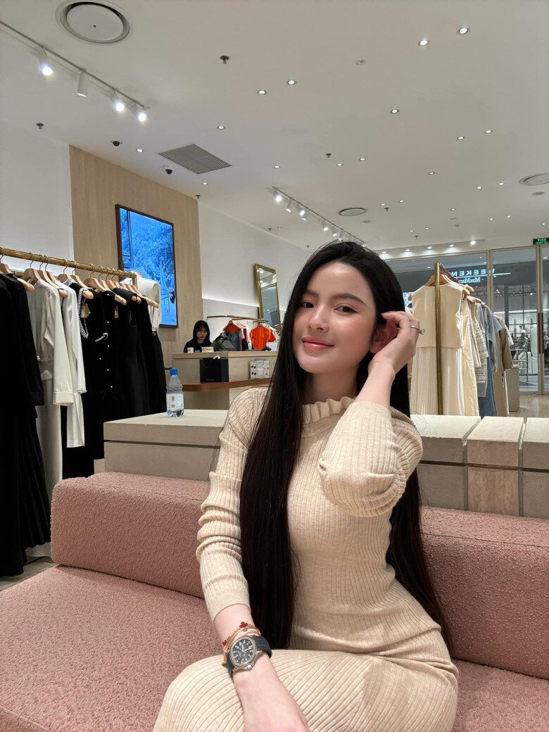 Dàn WAGs Việt kiếm tiền tỉ nhờ bán hàng online: Chu Thanh Huyền khoe đồ hiệu, lái xe sang, Quỳnh Anh còn khủng hơn- Ảnh 4. Dàn WAGs Việt kiếm tiền tỉ nhờ bán hàng online: Chu Thanh Huyền khoe đồ hiệu, lái xe sang, Quỳnh Anh còn khủng hơn- Ảnh 4.