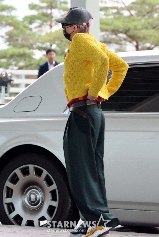 G-Dragon mặc áo đỏ - vàng khởi hành sang Việt Nam, đúng là sự tinh tế của 1 "ông hoàng Kpop"- Ảnh 4. G-Dragon mặc áo đỏ - vàng khởi hành sang Việt Nam, đúng là sự tinh tế của 1 "ông hoàng Kpop"- Ảnh 4.