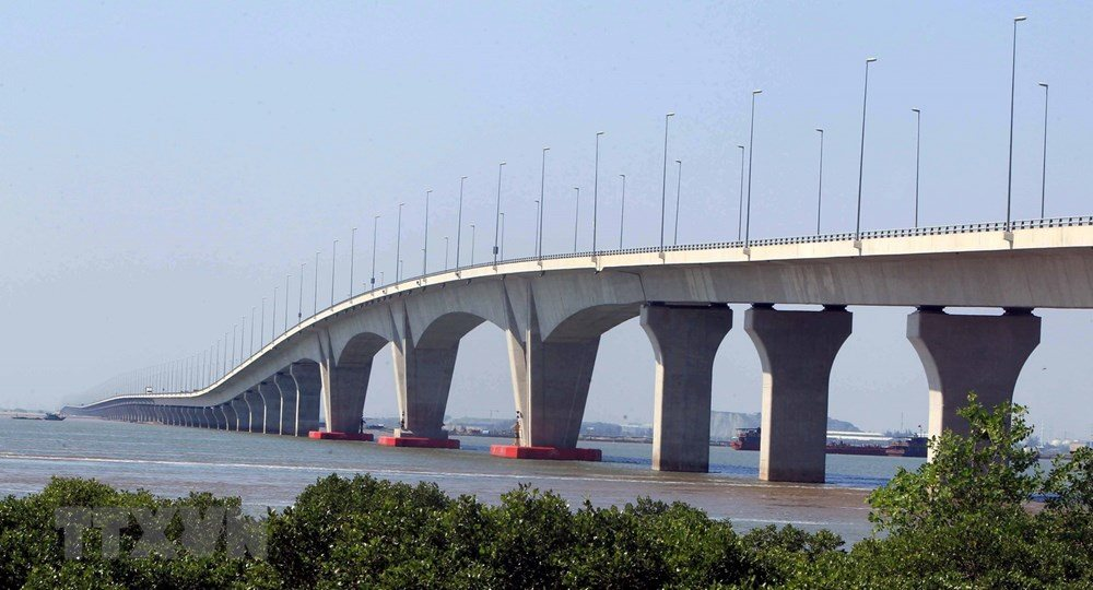 Chỉ sau 1 cơn bão, 42 đốt dầm cầu dài nhất ASEAN nặng 3.300 tấn hỏng dù có công nghệ ngoại xịn nhất, Việt Nam tự sửa rồi thành công lớn- Ảnh 1. Chỉ sau 1 cơn bão, 42 đốt dầm cầu dài nhất ASEAN nặng 3.300 tấn hỏng dù có công nghệ ngoại xịn nhất, Việt Nam tự sửa rồi thành công lớn- Ảnh 1.