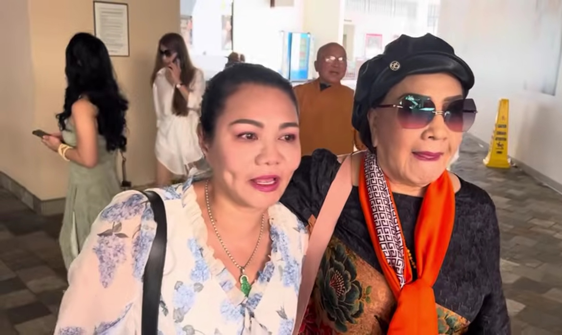 Nữ NSƯT giàu có ở Mỹ xin một NSND nhận làm con: "Tôi bật khóc"- Ảnh 2. Nữ NSƯT giàu có ở Mỹ xin một NSND nhận làm con: "Tôi bật khóc"- Ảnh 2.