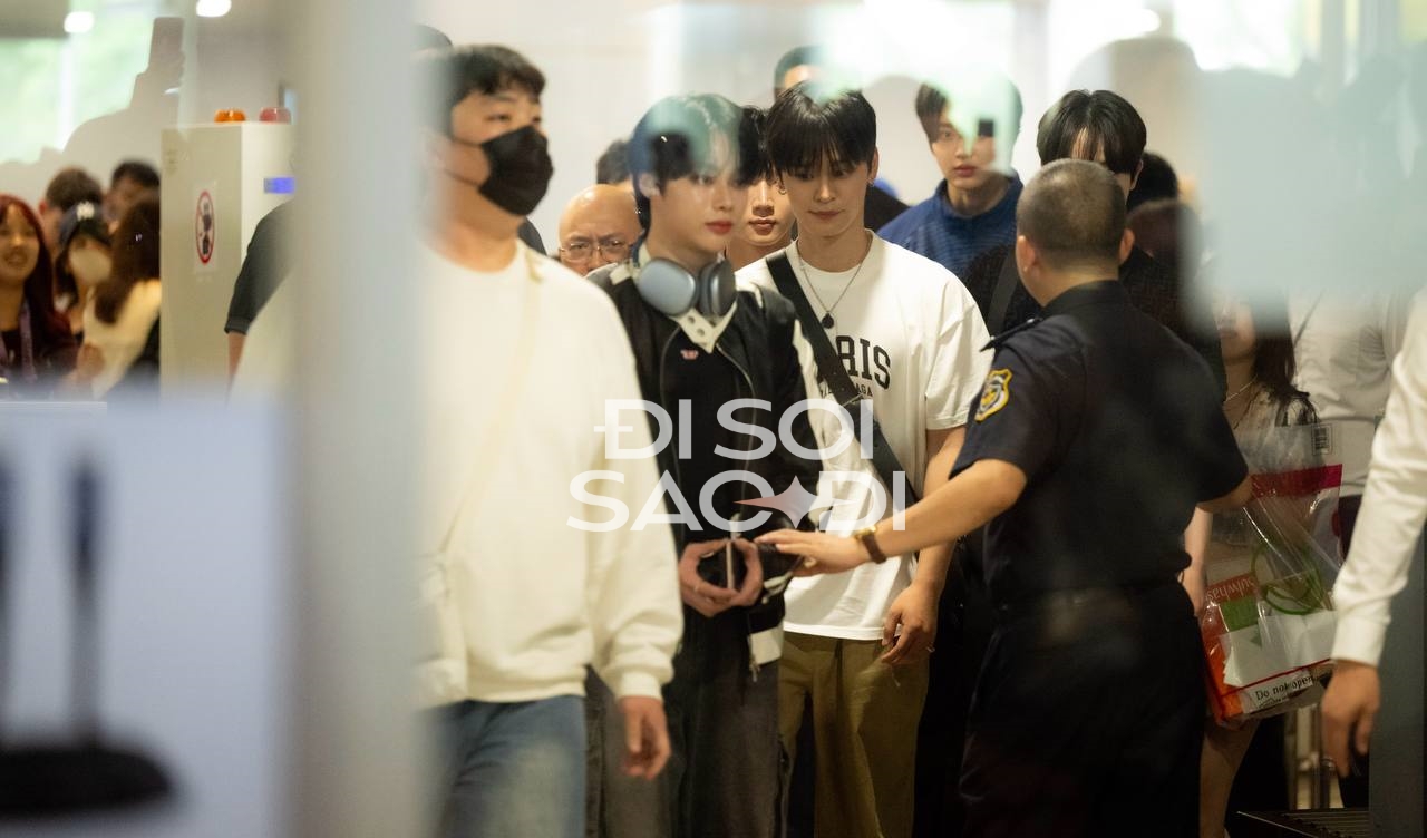 Idol người Việt Hanbin và các thành viên TEMPEST đổ bộ Nội Bài, visual "chị đại" "chấp" hết ống kính cam thường!- Ảnh 3. Idol người Việt Hanbin và các thành viên TEMPEST đổ bộ Nội Bài, visual "chị đại" "chấp" hết ống kính cam thường!- Ảnh 3.