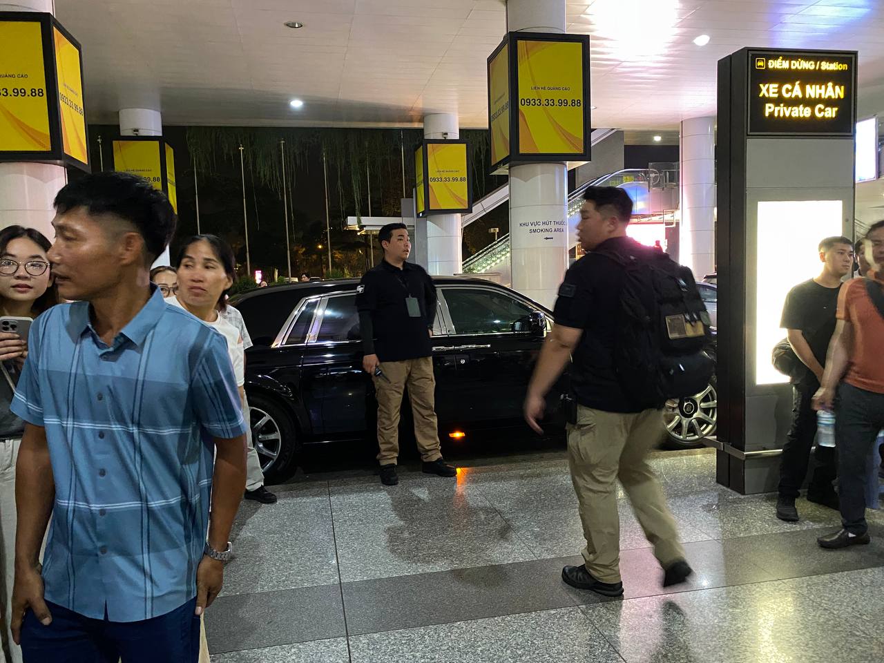 Soi siêu xe đón G-Dragon tại sân bay Nội Bài, là Rolls-Royce Phantom, giá khoảng 60 tỷ!- Ảnh 3. Soi siêu xe đón G-Dragon tại sân bay Nội Bài, là Rolls-Royce Phantom, giá khoảng 60 tỷ!- Ảnh 3.