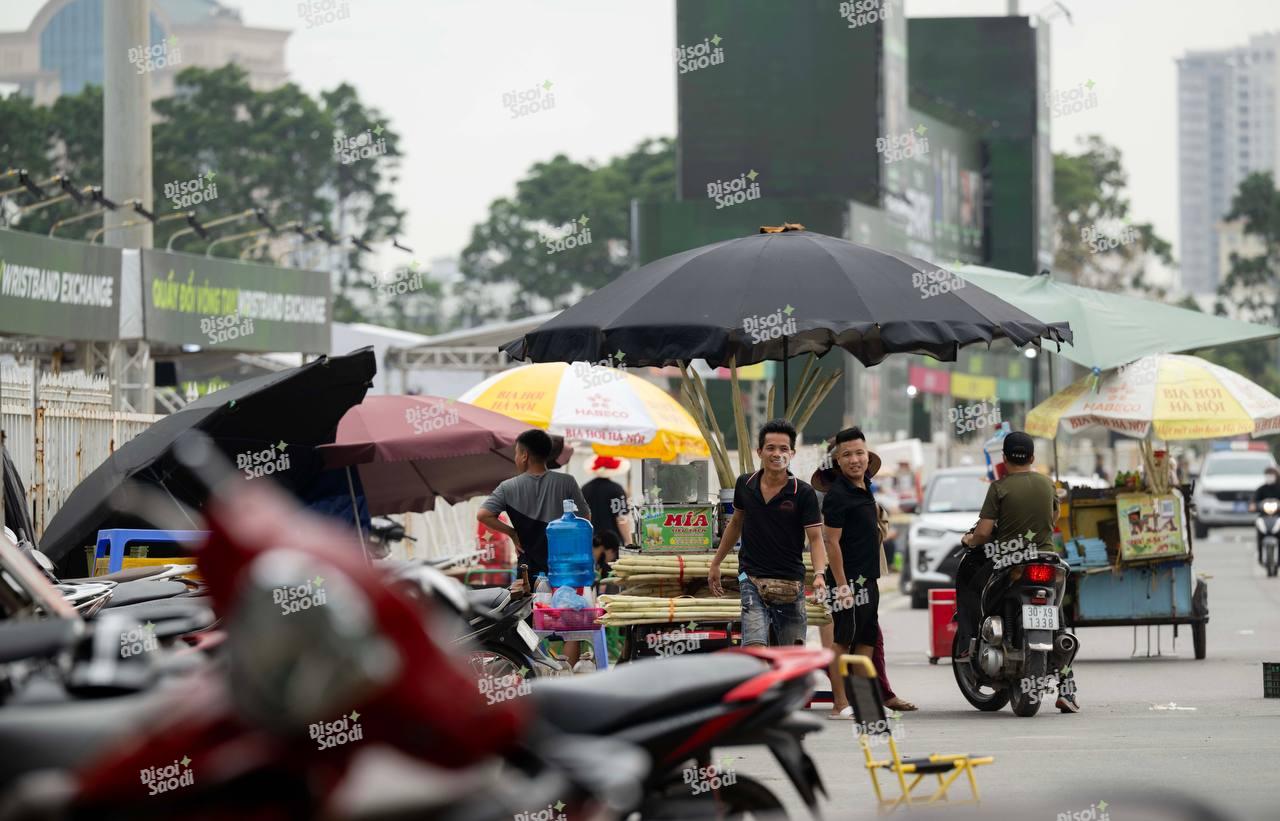 1 buổi sáng doanh thu bằng cả tuần: "Bà hàng xóm" sân Mỹ Đình hốt bạc khi bán trà đá, nước mía đón đầu G-DRAGON, CL (2NE1)- Ảnh 4. 1 buổi sáng doanh thu bằng cả tuần: "Bà hàng xóm" sân Mỹ Đình hốt bạc khi bán trà đá, nước mía đón đầu G-DRAGON, CL (2NE1)- Ảnh 4.