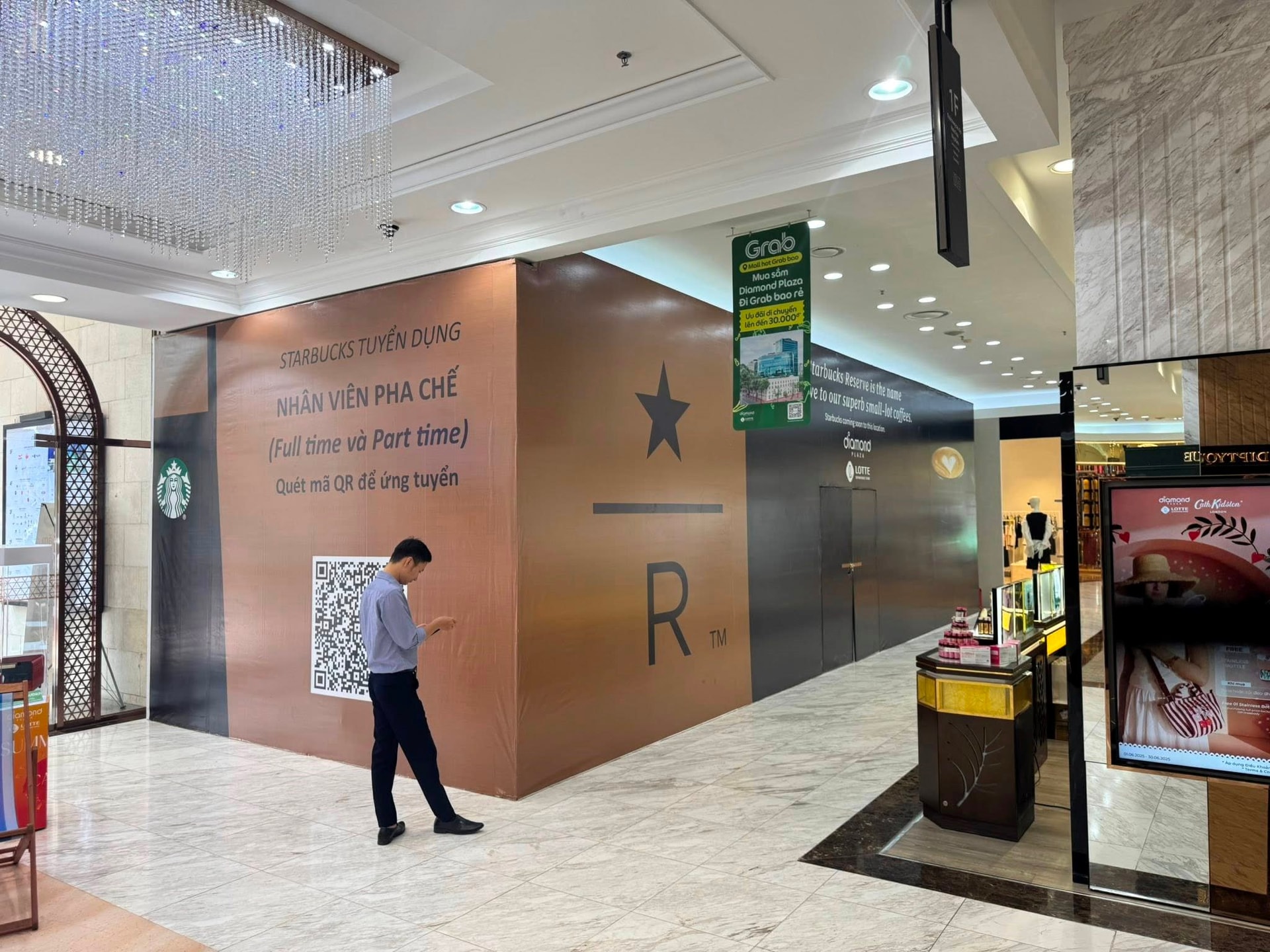 Bị tăng giá thuê, Starbucks Reserve mở cửa hàng mới đối diện 'thách thức' vị trí cũ Hàn Thuyên- Ảnh 1. Bị tăng giá thuê, Starbucks Reserve mở cửa hàng mới đối diện 'thách thức' vị trí cũ Hàn Thuyên- Ảnh 1.